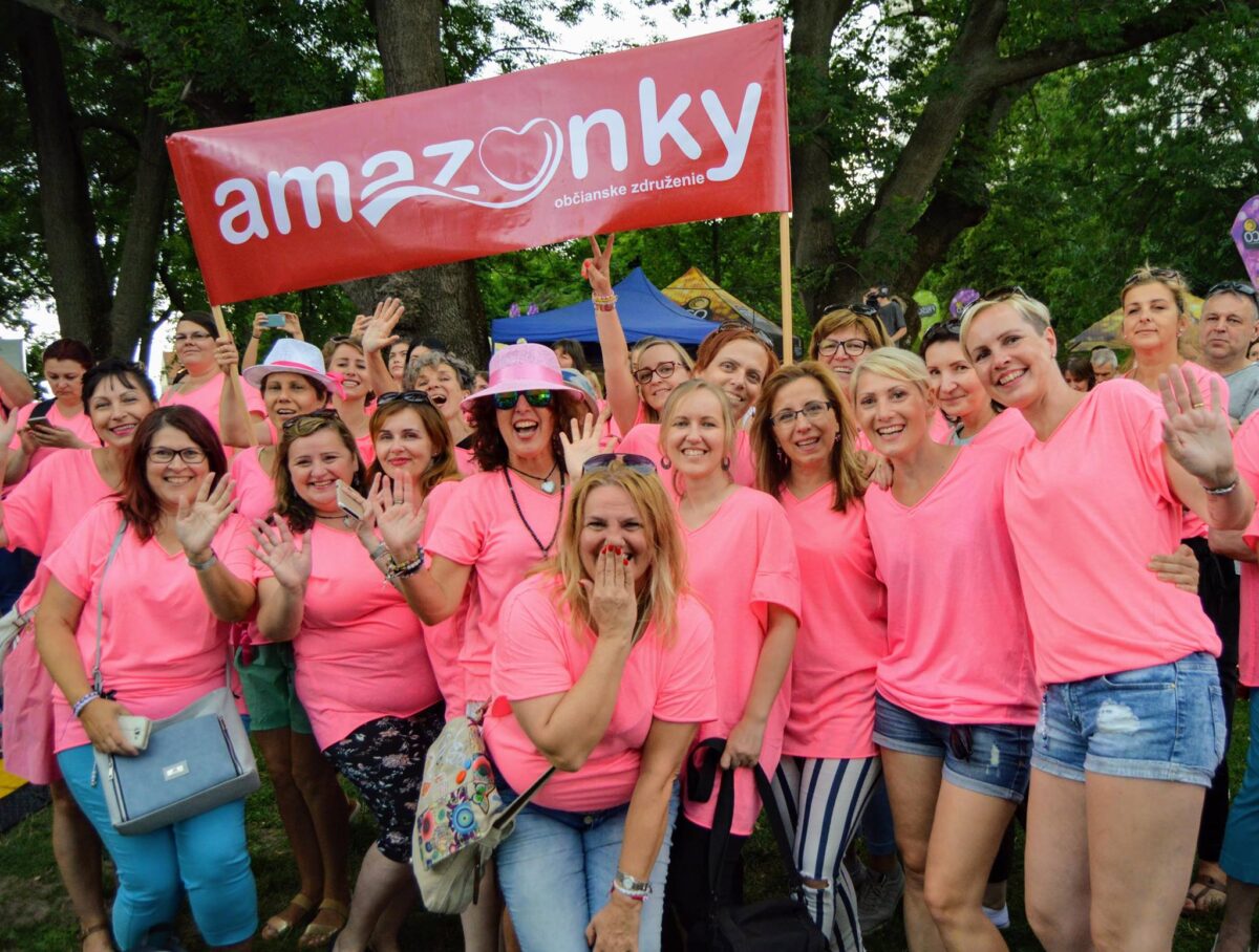 Slovenské Amazonky nosia na hrudi brošňu v tvare kozy