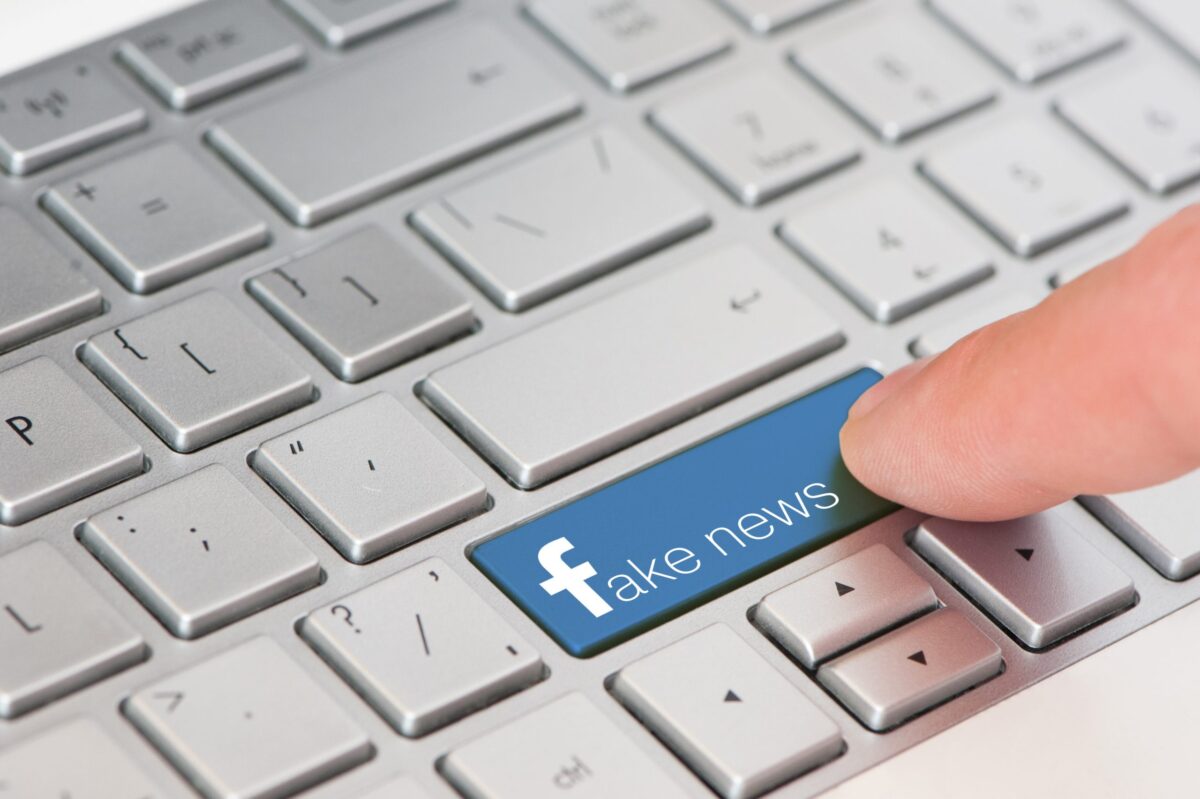 Facebook bude riešiť slovenské fake news fact-checkerom