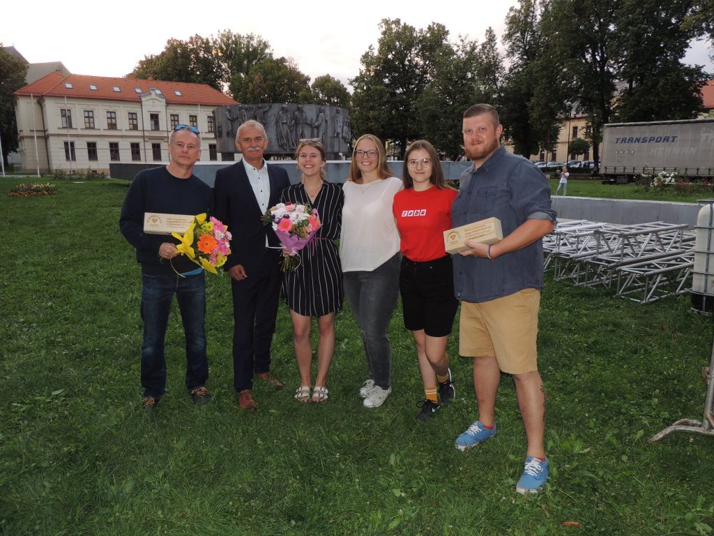 V rámci akcie My sme Východ bolo OZ Mladí Ľudia a život spolu s Divadlom Kontra ocenené za budovanie mesta Spišská Nová Ves.