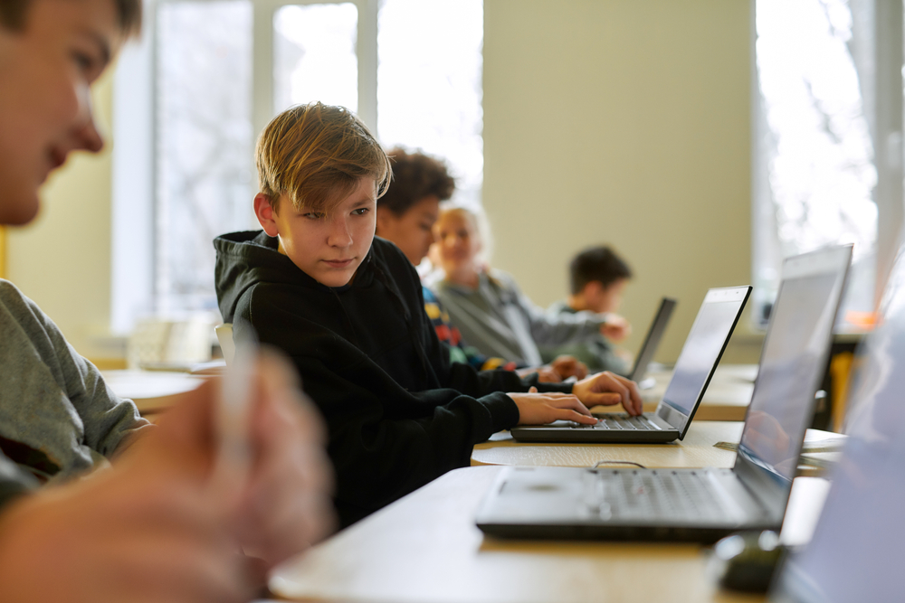 128 inštitúciám pomohli s viac ako dvomi tisíckami vyradenej výpočtovej techniky