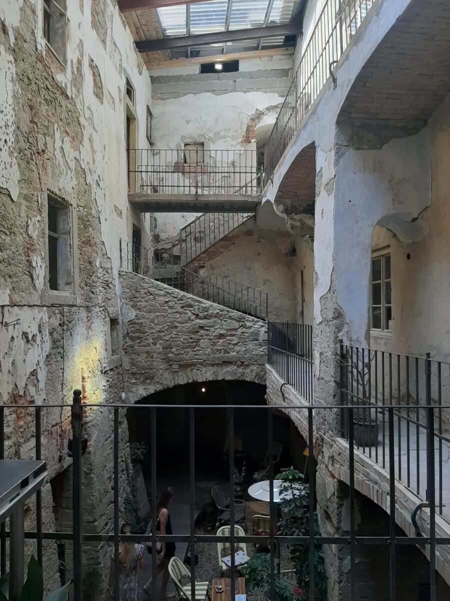 ruin bar