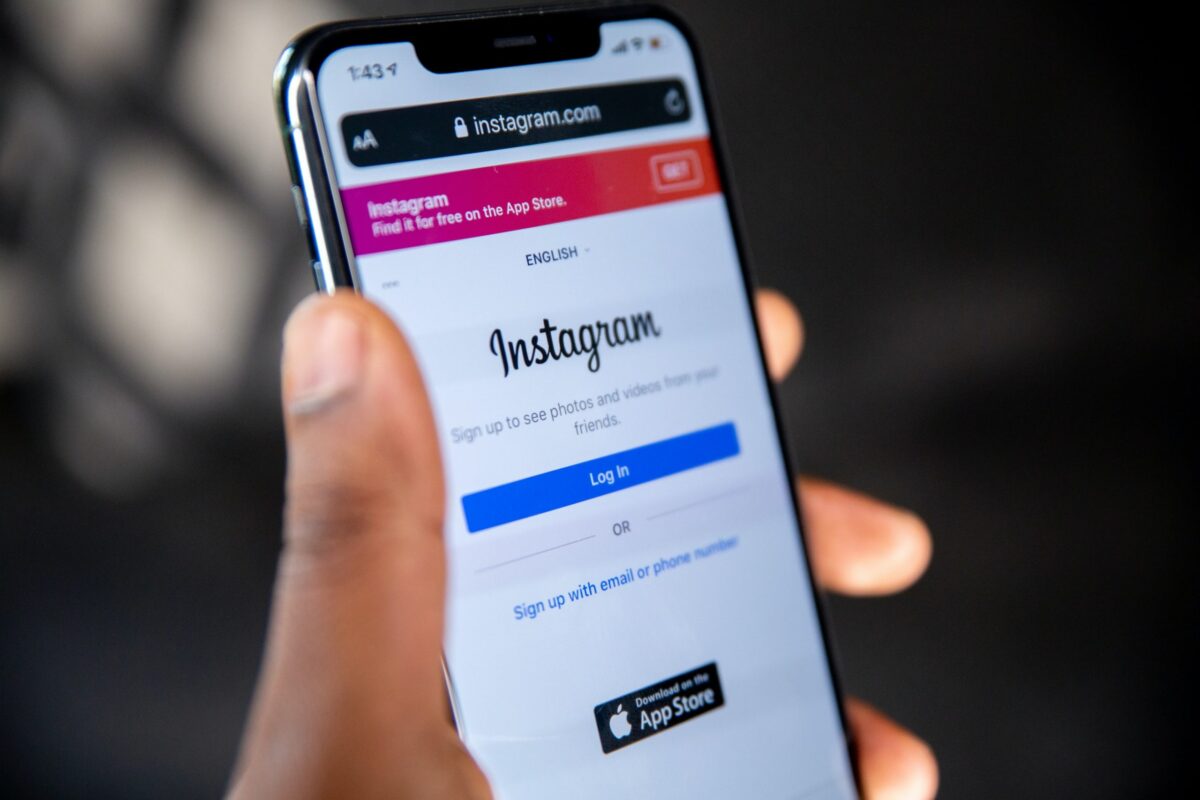 Instagram začne skrývať urážajúce komentáre