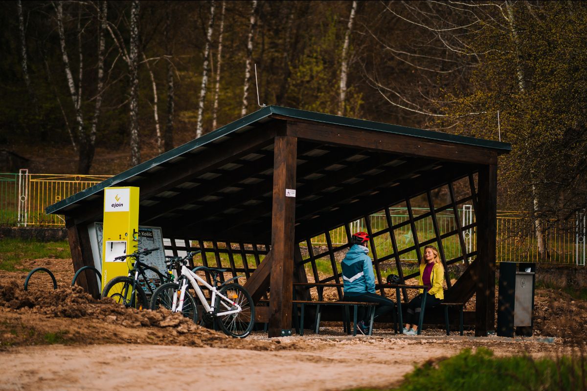 V Košickom kraji pribudli nové moderné cyklistické odpočívadlá