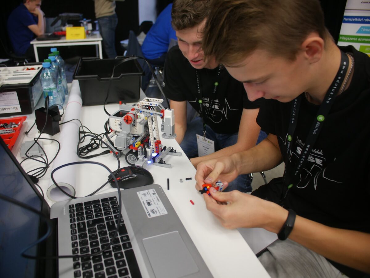 Medzinárodná súťaž World Robot Olympiad spojí mladých programátorov aj tento rok