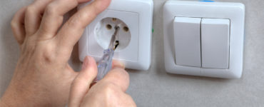 zásuvka a vypínač