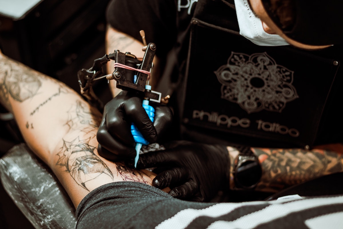 Tetovanie a piercing – aké zdravotné riziká môžu spôsobiť?￼