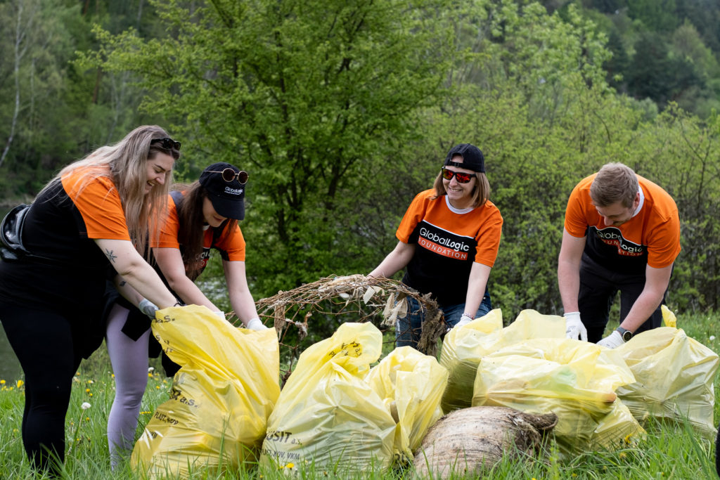 Dobrovoľníci z GlobalLogic Slovakia pri zbere odpadu.