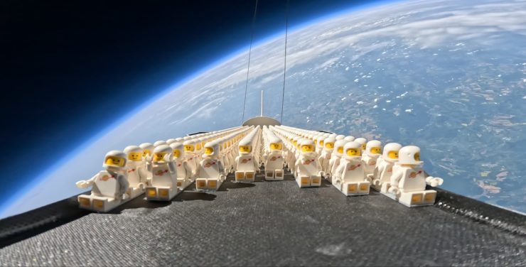 Spoločnosť LEGO® vyslala do vesmíru 1 000 figúrok. Spoločne s tímom odborníkov popularizuje deťom vedu