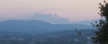 Záber na dym fotený z kopca nad Faliraki.
