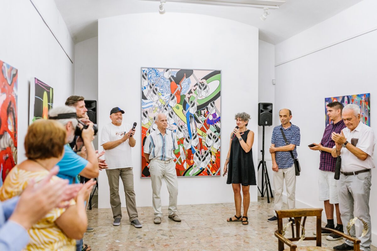 Výstava ponúka svetielkujúci koberec i popravy transformované na geometriu