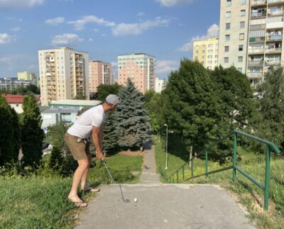Golfista hrá golf v centre Košíc.
