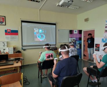 Žiaci na hodine testovali virtuálnu realitu.