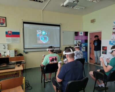 Žiaci na hodine testovali virtuálnu realitu.