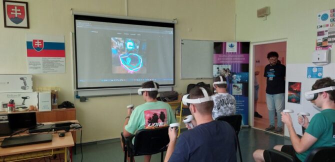 Žiaci na hodine testovali virtuálnu realitu.