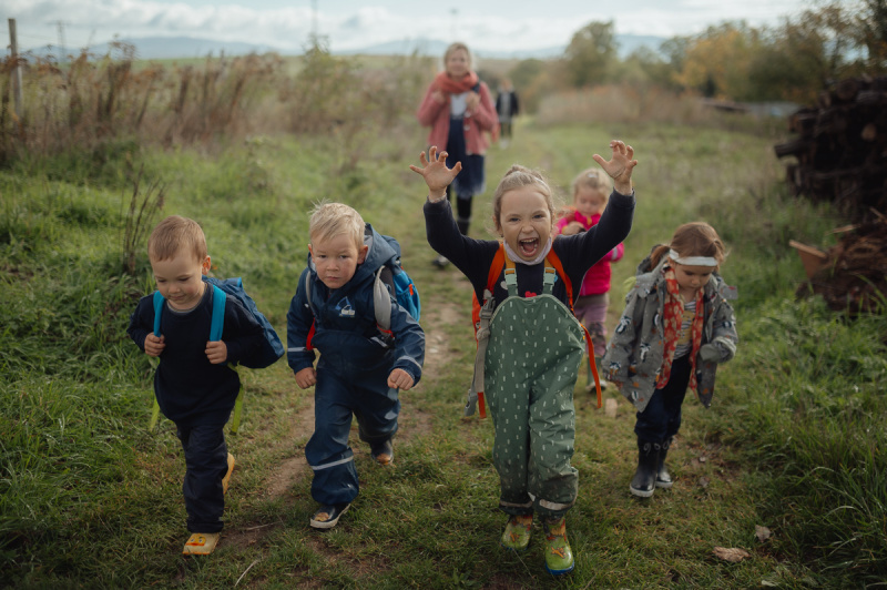 Lesná škôlka je pre deti rajom. Stále však bojuje s predsudkami