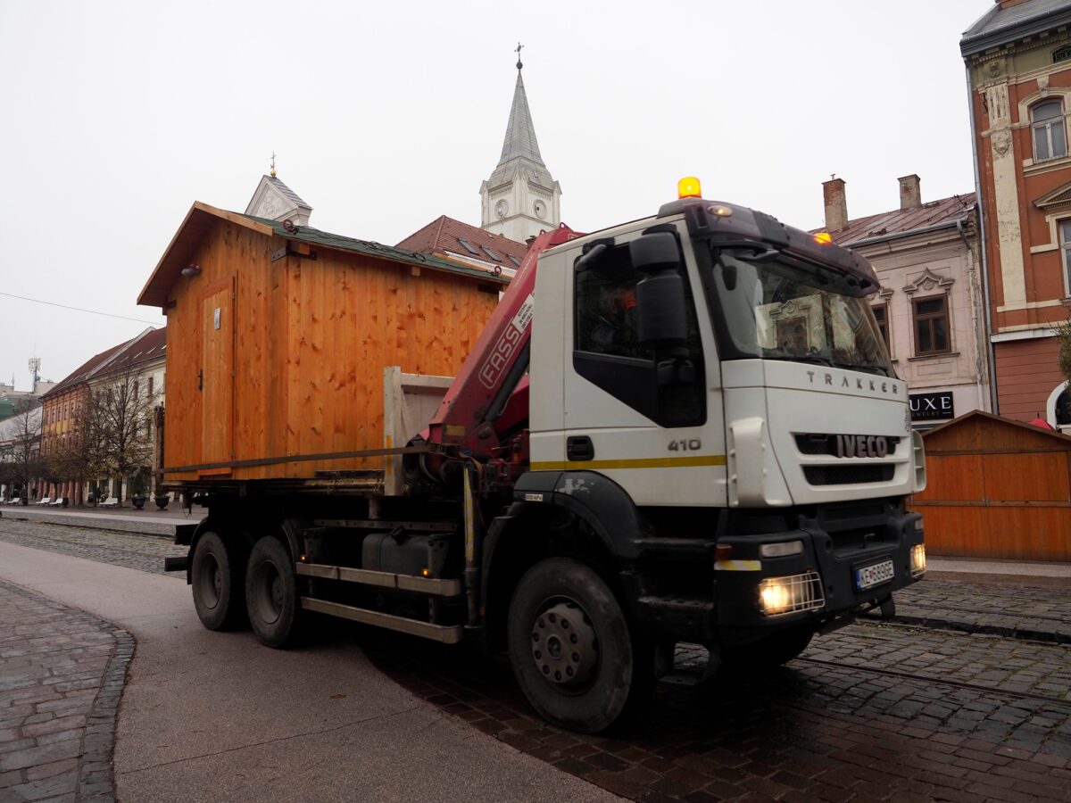 Vianočné stánky už zdobia košickú Hlavnú ulicu