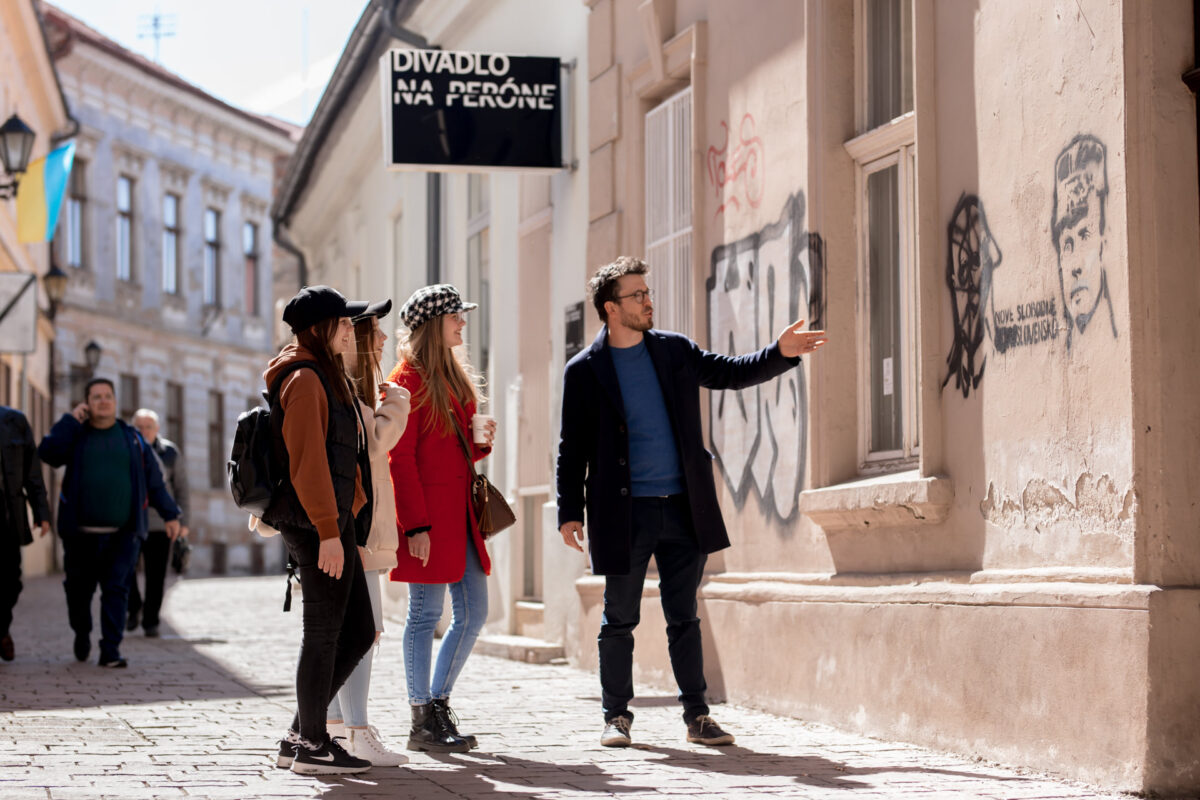 Kreatívec a sprievodca Igor Kupec pretvára grafity v uliciach Košíc. S humorom a snahou poukázať na problém