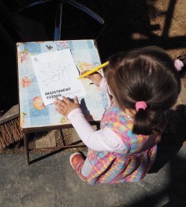 dievčatko kreslí