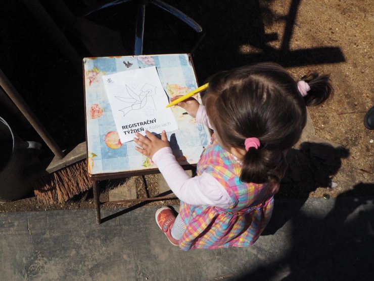 dievčatko kreslí