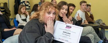 Soňa Bakajsová - vľavo - s diplomom. Foto: archív školy