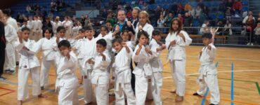 učiteľ Beluško so zverencami karate