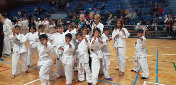 učiteľ Beluško so zverencami karate