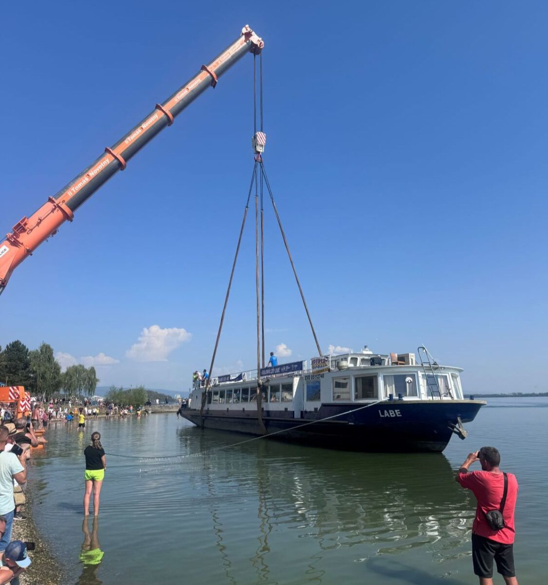 Návštevníkov Zemplínskej šíravy bude tešiť veľká výletná loď. Pomáhal aj žeriav s nosnosťou 780 ton