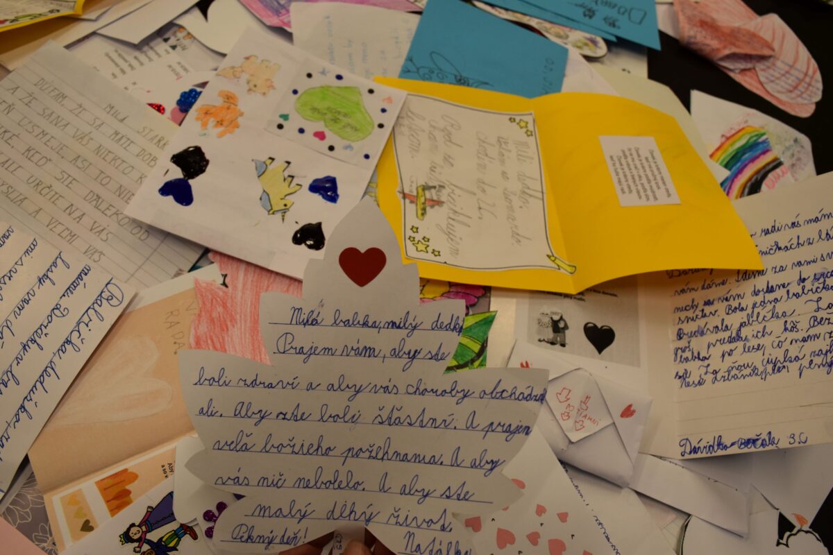 Deti písali listy seniorom, tí sa z nich už tešia