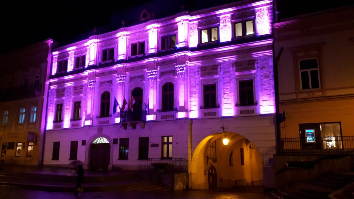 Dominanty Prešova sa na podporu predčasniatok sfarbia do purpurova