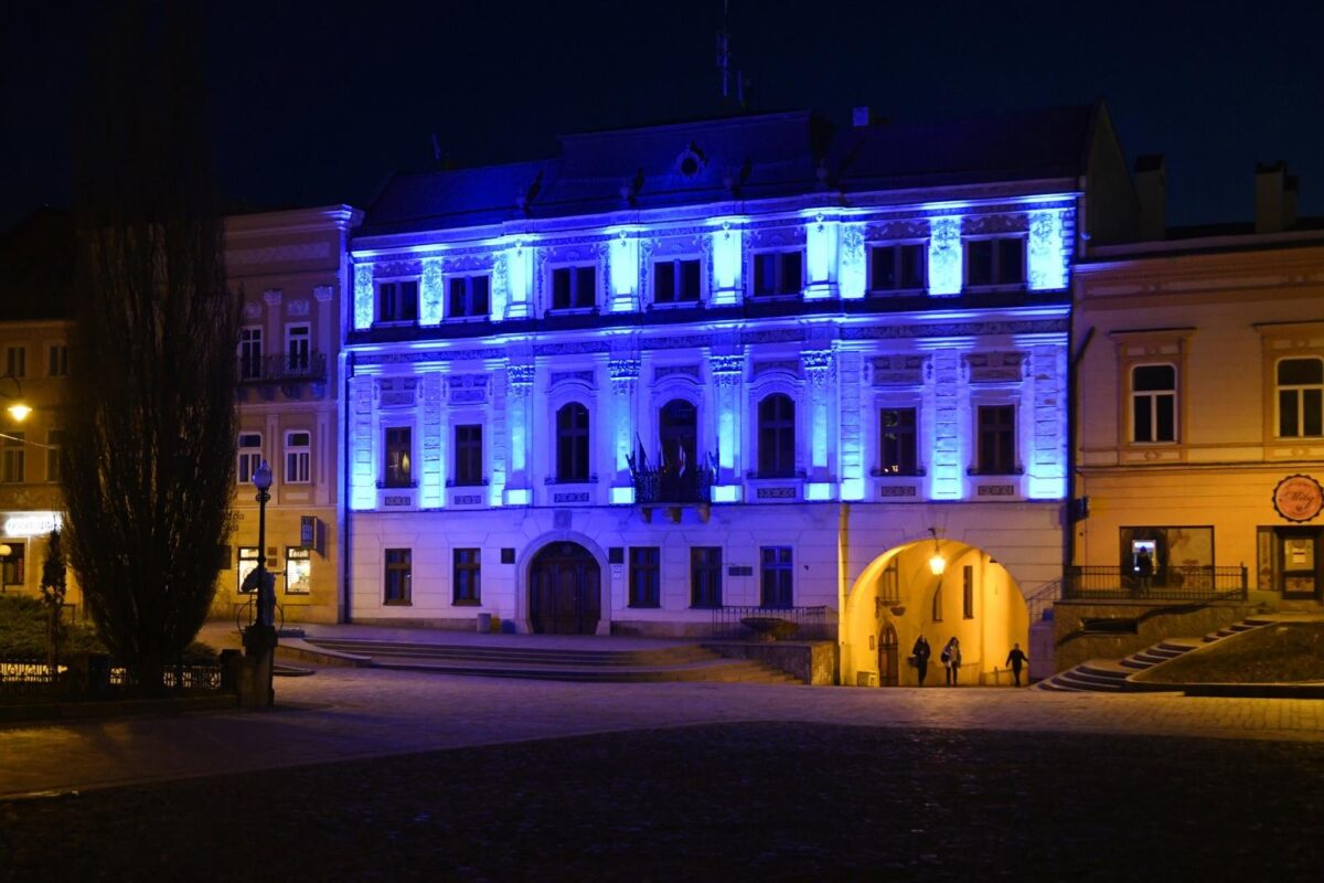 Významné budovy dnes budú osvetlené namodro