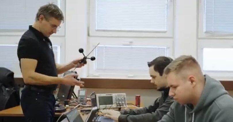 Študenti vyvíjajú prototyp zariadenia na meranie vetra pre skokanov do diaľky