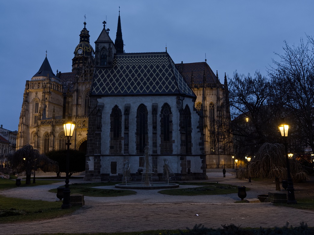 Košickú Hlavnú ulicu a Mestský park osvetľujú nové LED svietidlá