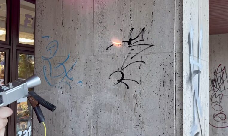 V košickom Starom Meste testujú stroj na odstraňovanie grafiti
