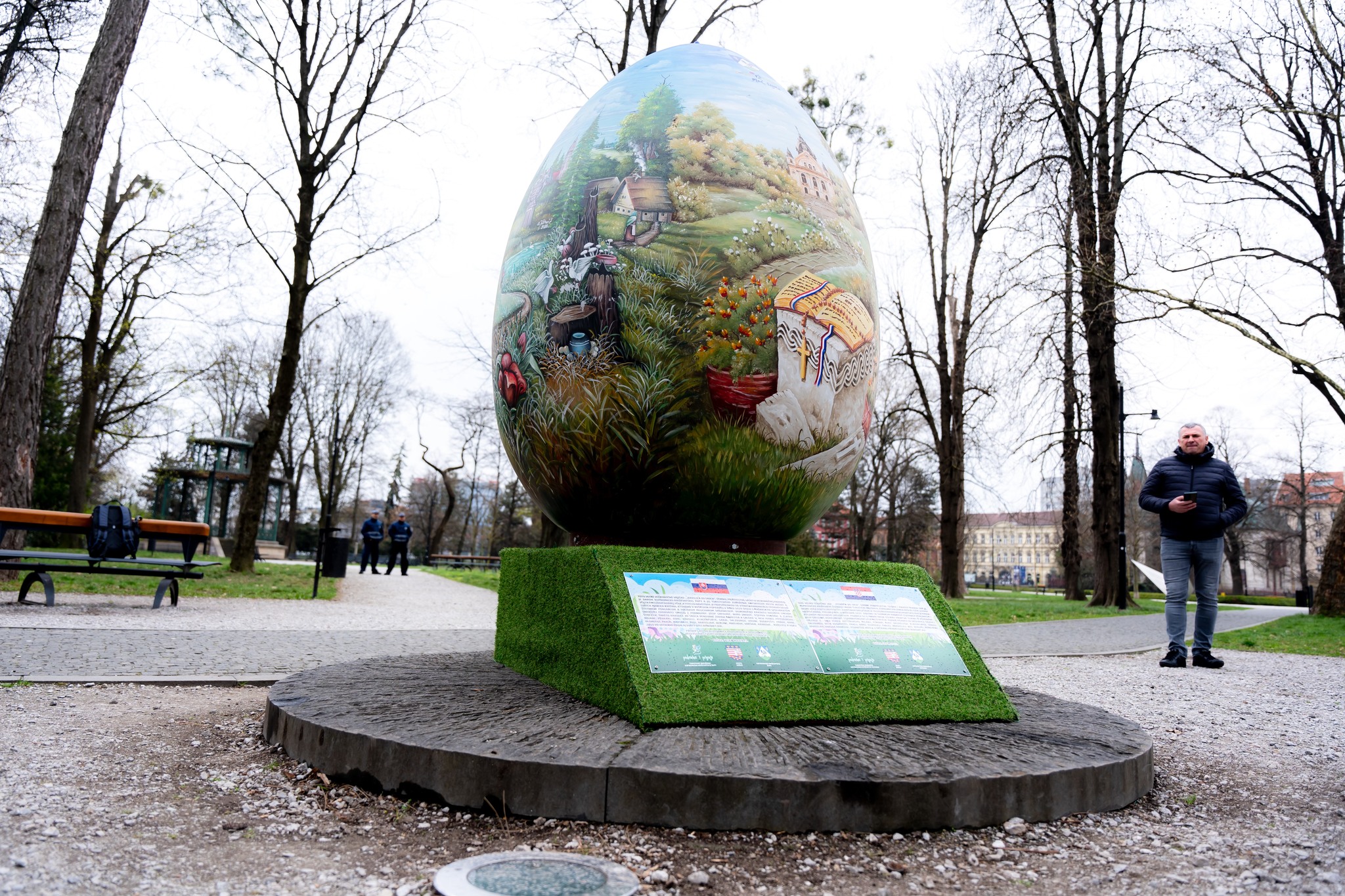 Košice dostali nadrozmerné veľkonočné vajíčko ako symbol priateľstva. Nájdete ho v parku