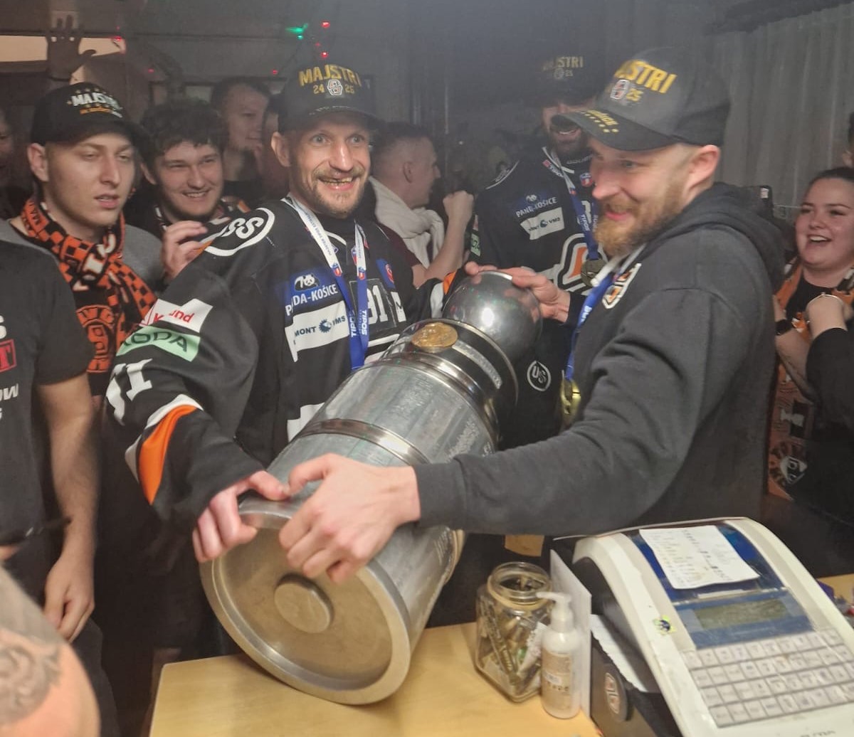 Košice oslavujú titul. V podnikoch včera zavládlo šialenstvo a zlatí chlapci oslavovali s fanúšikmi
