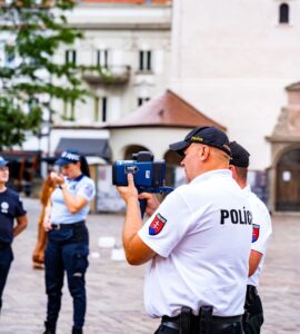 kontrola_cyklistov_kolobezkarov_hlavna_ulica