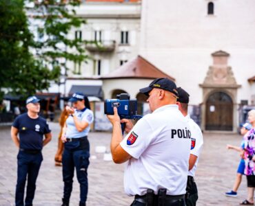 kontrola_cyklistov_kolobezkarov_hlavna_ulica