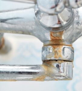 vodovodna_bateria_s_usadeninou_sposobenou_vodnym_kamenom_problem_ktory_casto_riesi_uprava_tvrdej_vody_v_domacnosti