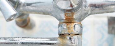 vodovodna_bateria_s_usadeninou_sposobenou_vodnym_kamenom_problem_ktory_casto_riesi_uprava_tvrdej_vody_v_domacnosti