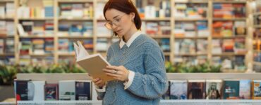 žena číta v kníhkupectve