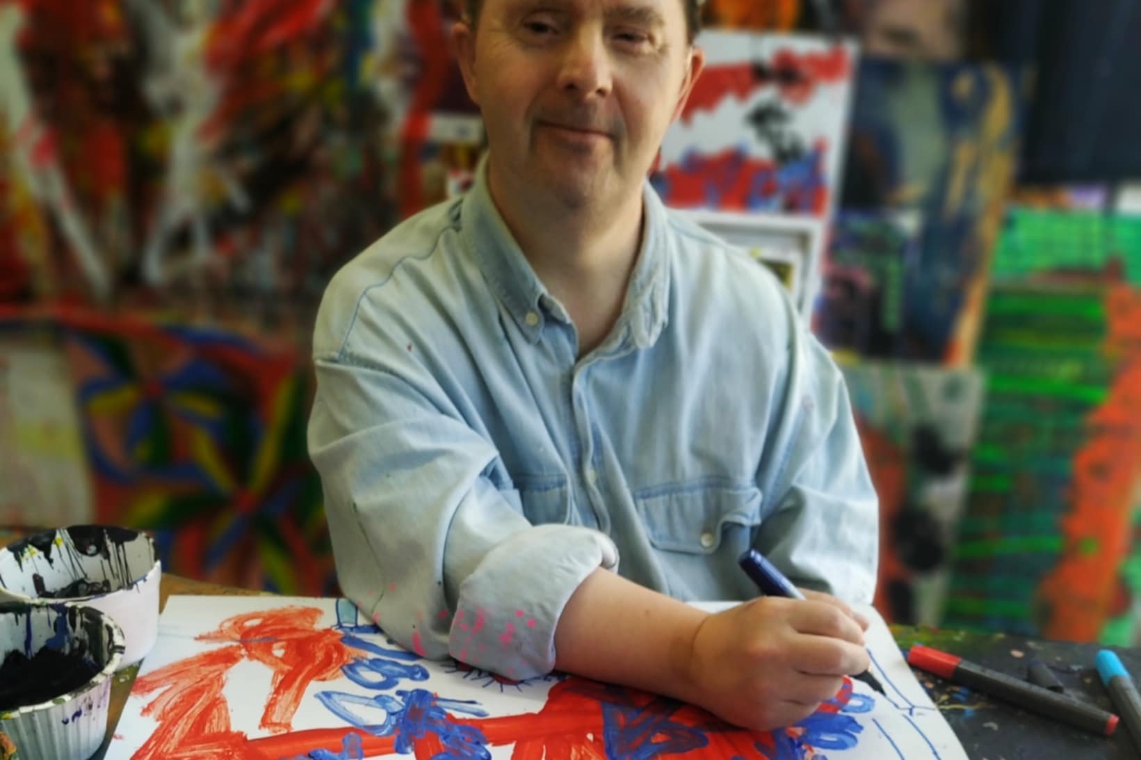 Výnimočný hluchoslepý umelec Peter Čuchran ovládol súťaž Výtvarné spektrum