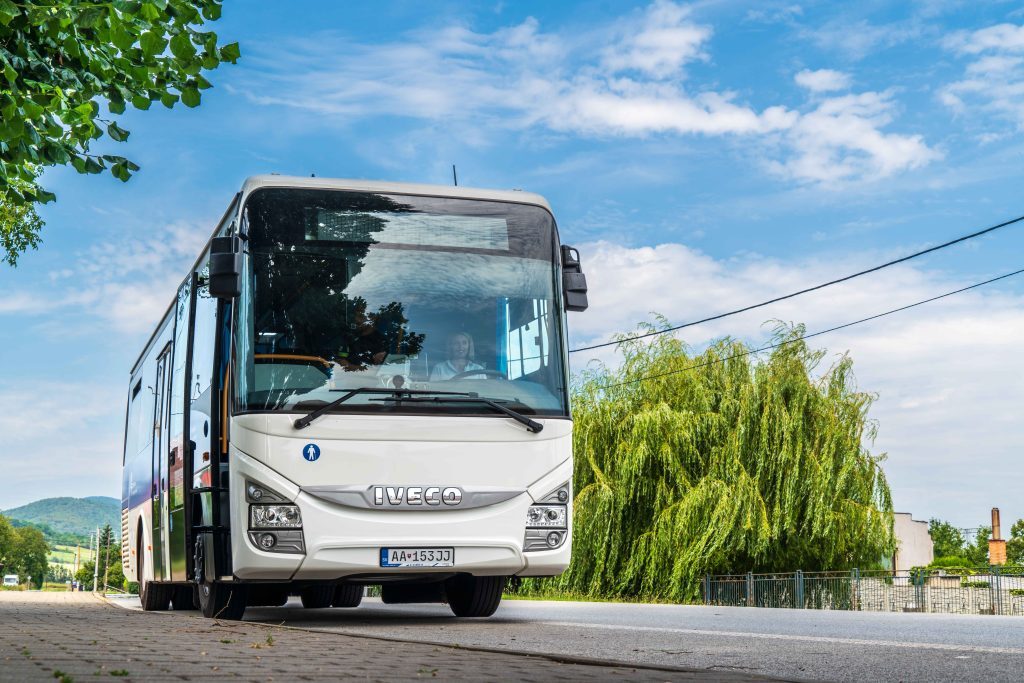 Východniari dali prednosť autobusom, kraje zadarmo vydali vyše 1 200 dopravných kariet