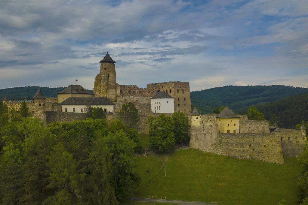 Letná turistická sezóna v Prešovskom kraji bola vydarená, najviac lákal hrad Ľubovňa