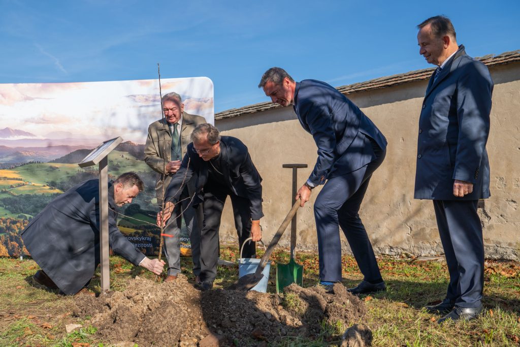 Rodinu, ktorá pomohla Židom, si pripomenuli výsadbou jablone