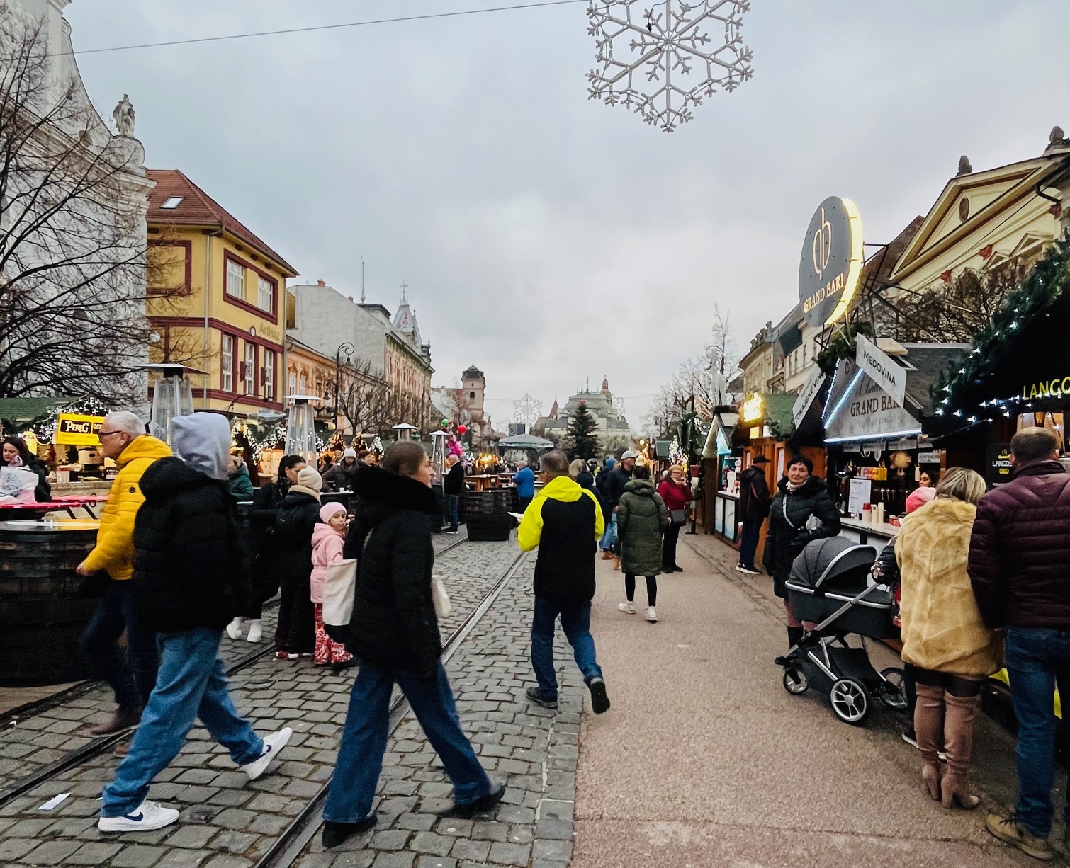 Košické vianočné trhy núkajú aj Bao či fritule. Ponuka je pestrá, zákazníkov zatiaľ menej