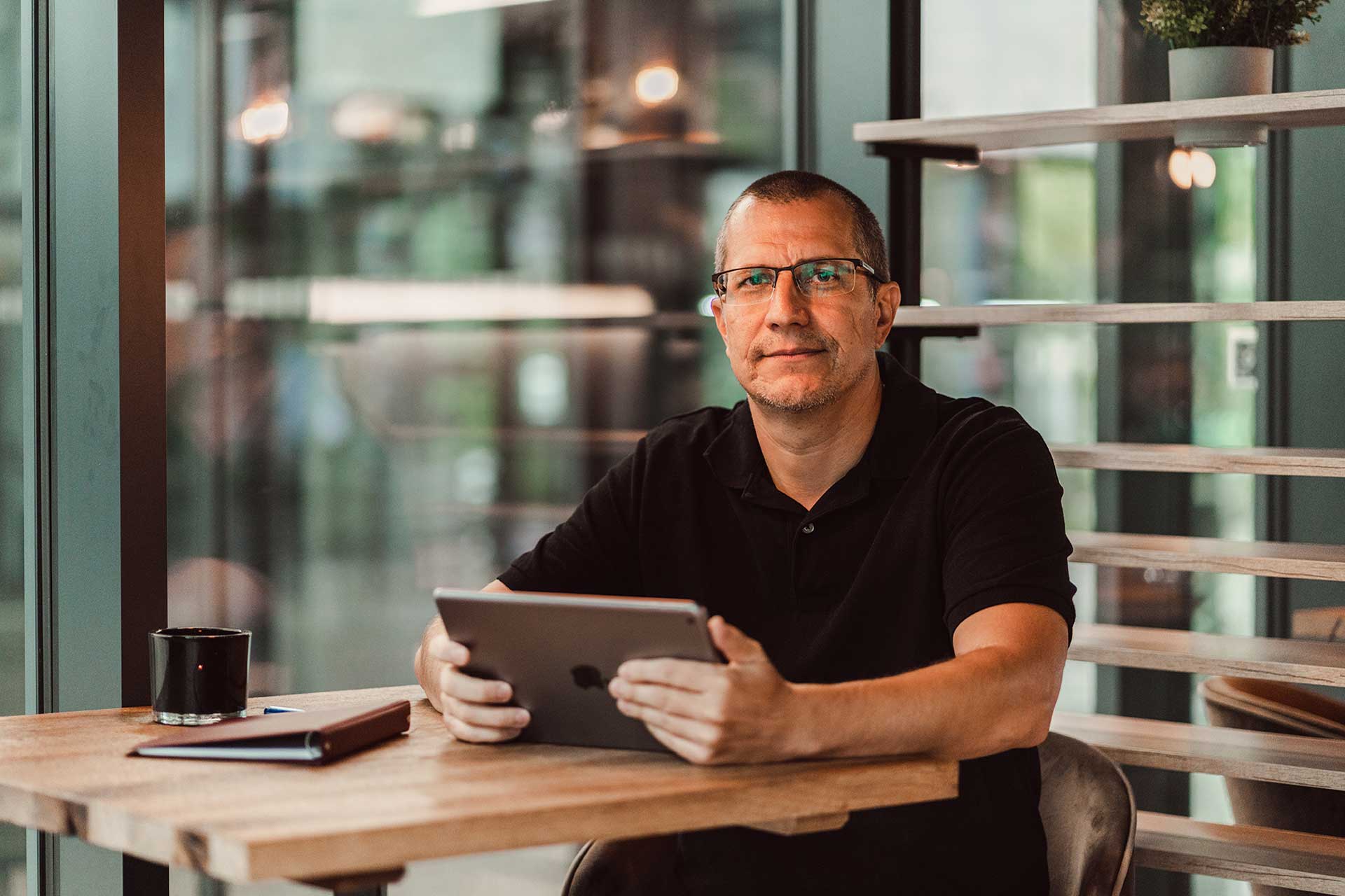 Ak nezačnete investovať, s istotou skončíte chudobní, varuje ekonóm. Poskytuje návod na budovanie majetku