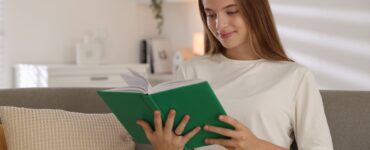 čítajúca tínedžerka