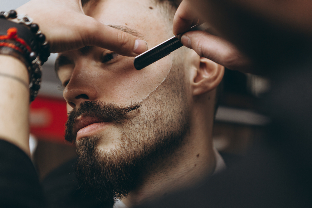 Prestížny košický kaderník a barber čelí obvineniu zo sprenevery zbierky pre charitu. Bráni sa, že ho okradli