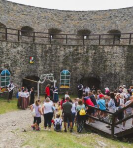 turisti-na-hrade-lubovna