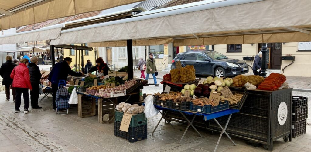 Trh na Dominikánskom námestí v Košiciach. Foto: L. Radzová